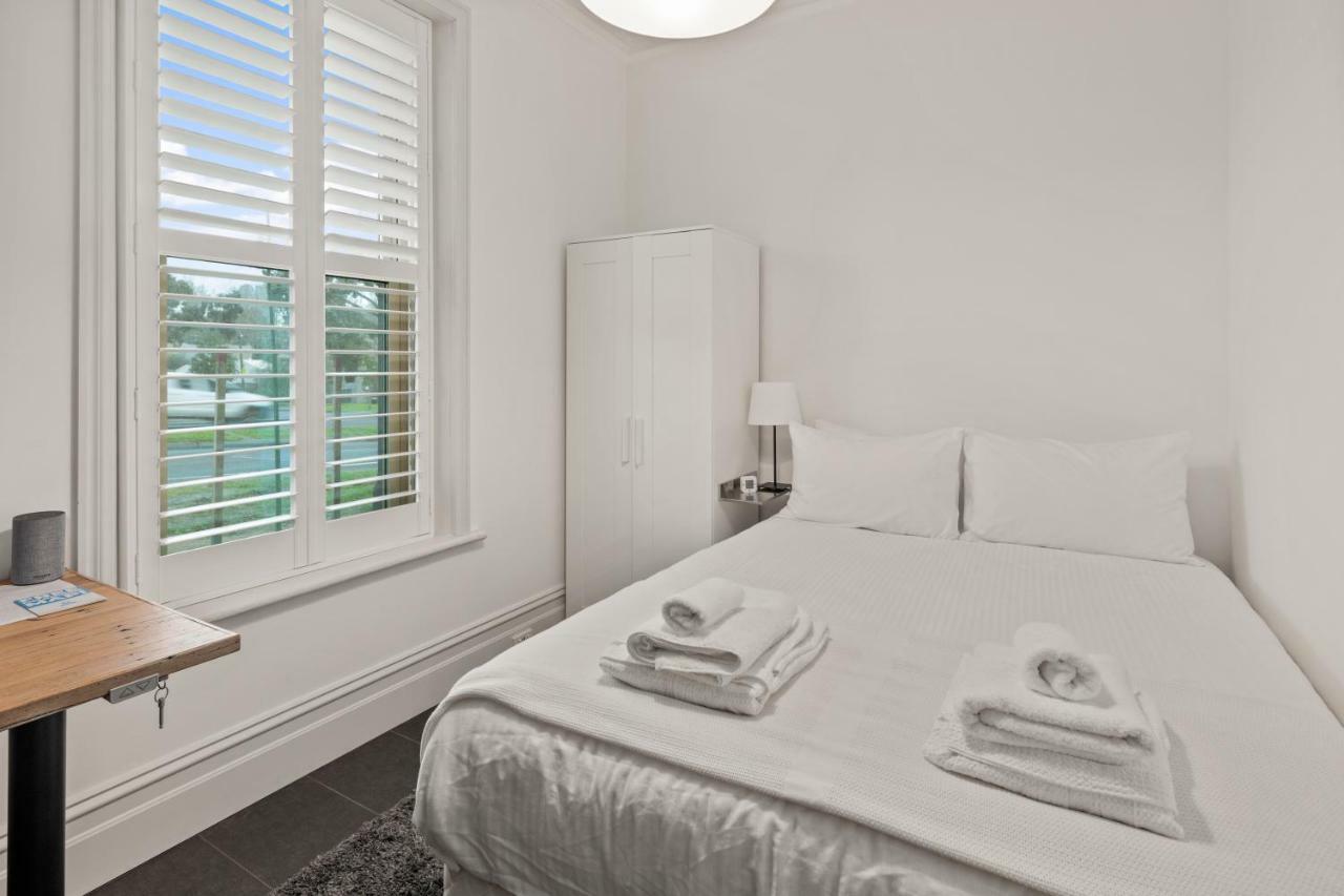 Work Sleep Live Melbourne Bed & Breakfast ภายนอก รูปภาพ